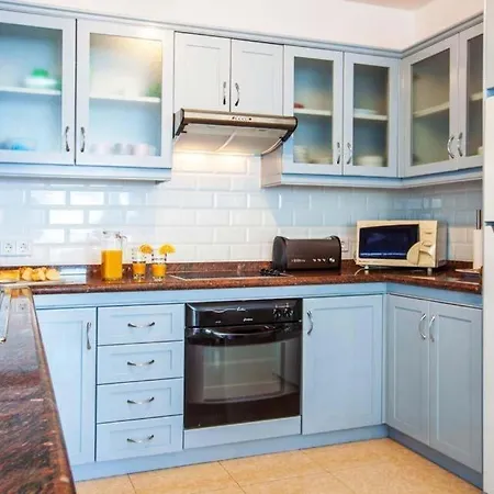 Villa Sleeps 8 Pool Air Con T809737 *