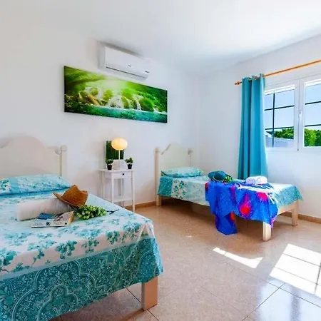 Villa Sleeps 8 Pool Air Con T809737