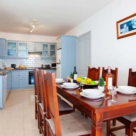 Villa Sleeps 8 Pool Air Con T809737